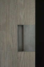 Saddle Flush Pull — detalle del tirador de bronce