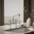 Kohler Billet — Mezcladora de Cocina tipo Puente con Rociador Lateral y Manijas de Cruz — Ambientación 4