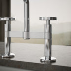 Kohler Billet — Mezcladora de Cocina tipo Puente con Rociador Lateral y Manijas Redondas — Ambientación 5