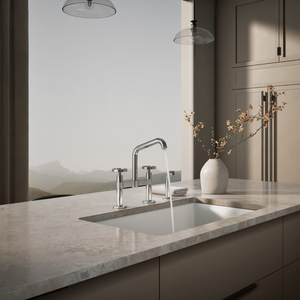 Kohler Billet — Mezcladora de Cocina tipo Puente con Rociador Lateral y Manijas Redondas — Ambientación 2