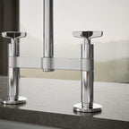 Kohler Billet — Mezcladora de Cocina tipo Puente Alto con Rociador Lateral y Manijas de Cruz — Ambientación 5