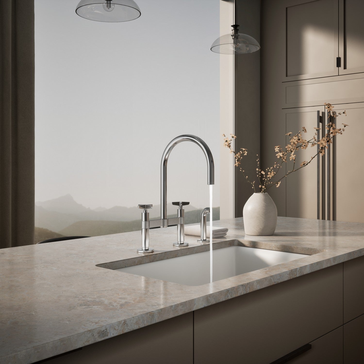 Kohler Billet — Mezcladora de Cocina tipo Puente Alto con Rociador Lateral y Manijas de Cruz — Ambientación 2