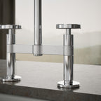 Kohler Billet — Mezcladora de Cocina tipo Puente Alto con Rociador Lateral y Manijas Redondas — Ambientación 5