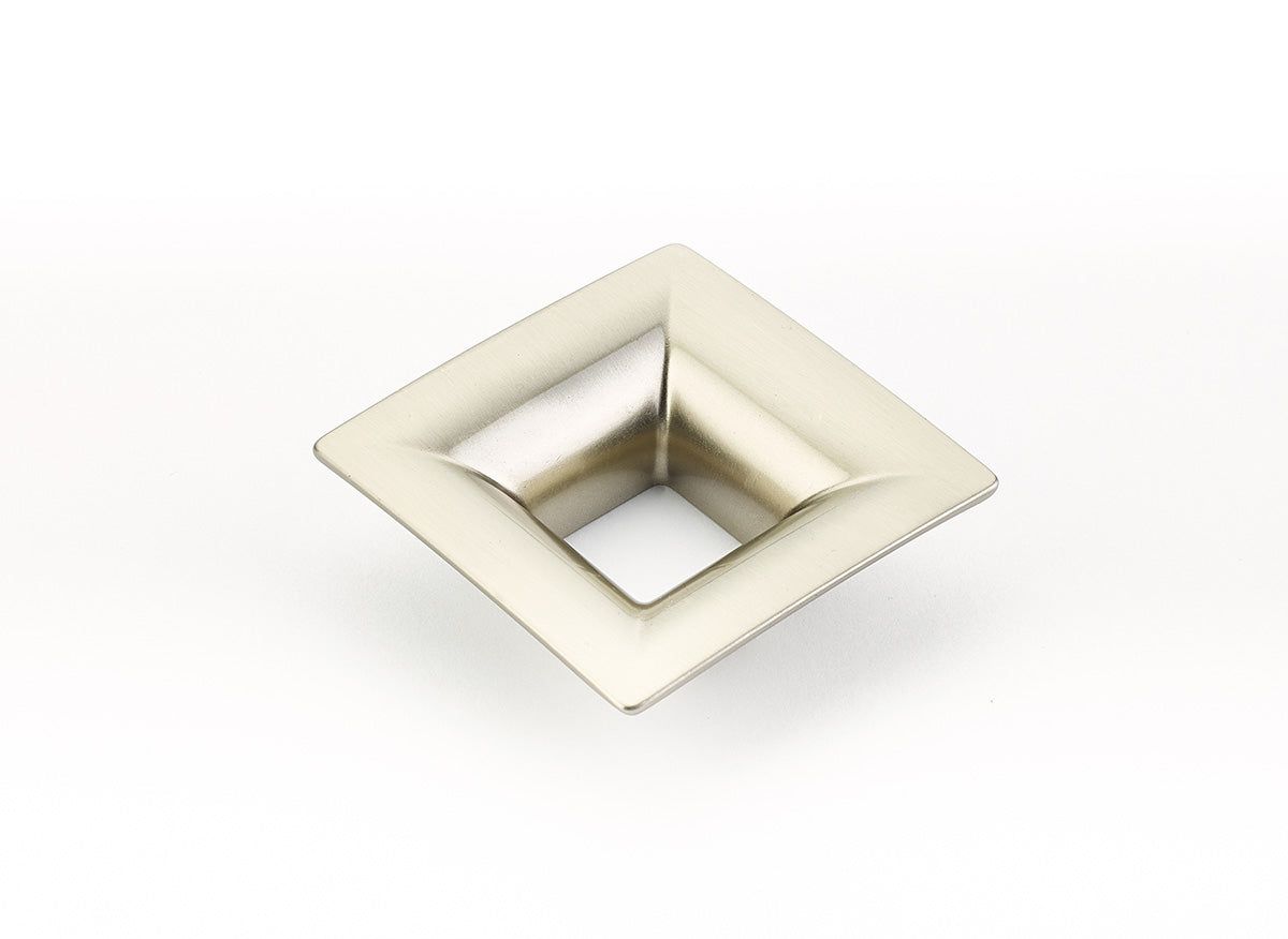 Schaub Jaladera Finestrino Flared Cuadrada, 1-1/4" cc — Níquel Satinado