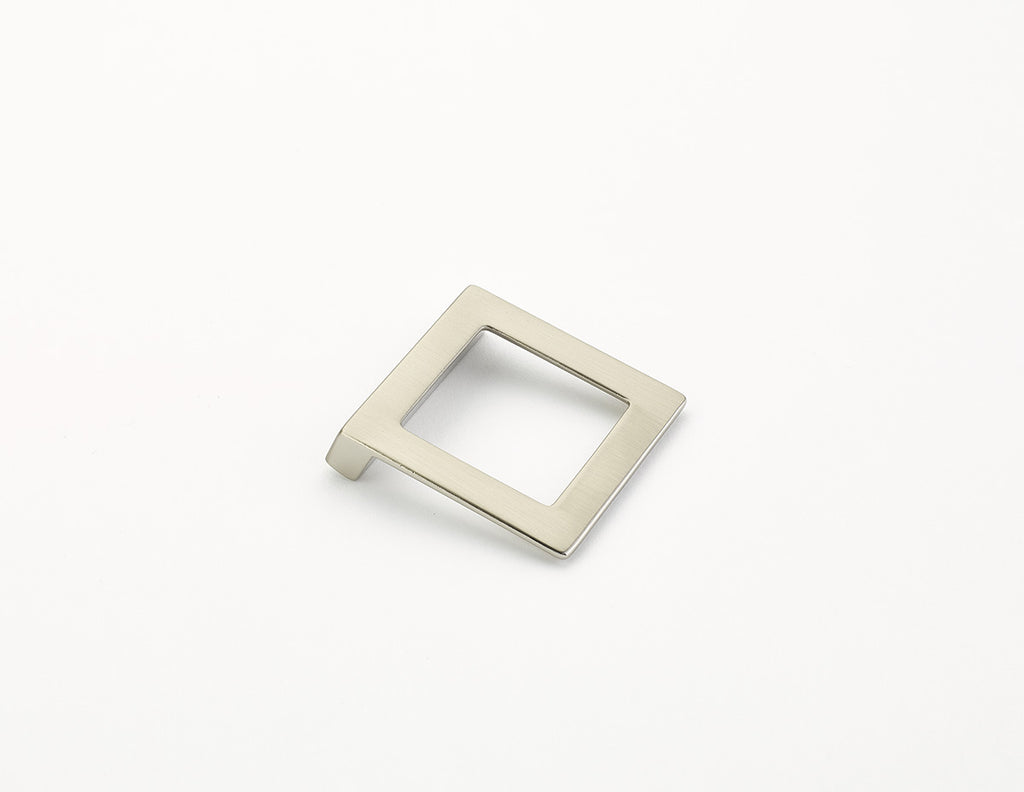 Schaub Jaladera Finestrino Angled Cuadrada, 1-1/4" cc — Níquel Satinado