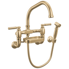 Brizo Faircroft Mezcladora Puente de Pared — Surtidor en Ángulo con Rociador Lateral — Oro Luxe — Manija Coin Edge