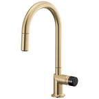 Brizo Odin Mezcladora Extraíble — Surtidor en Arco — Oro Luxe — Perilla con Cristal Negro