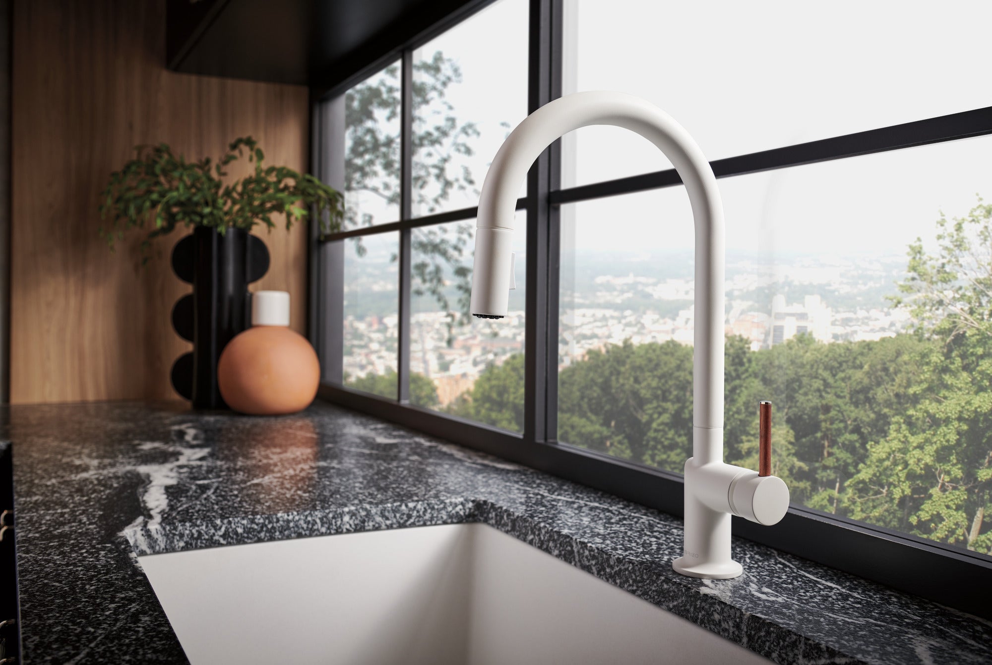 Brizo Jason Wu Mezcladora Extraíble — Surtidor en Arco — Ambientación 1