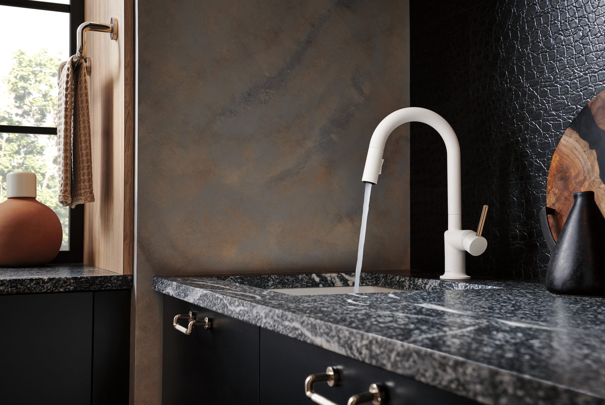 Brizo Jason Wu Mezcladora Prep Extraíble — Surtidor en Arco — Ambientación 2