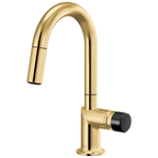 Brizo Odin Mezcladora Prep Extraíble — Surtidor en Arco — Oro Pulido — Perilla con Cristal Negro