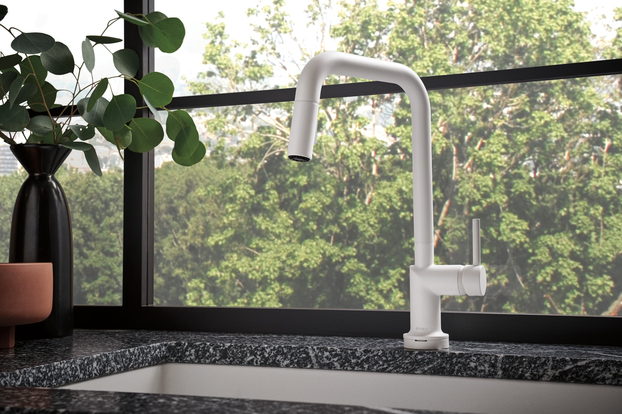 Brizo Jason Wu Mezcladora Extraíble SmartTouch® — Surtidor Cuadrado — Ambientación 1