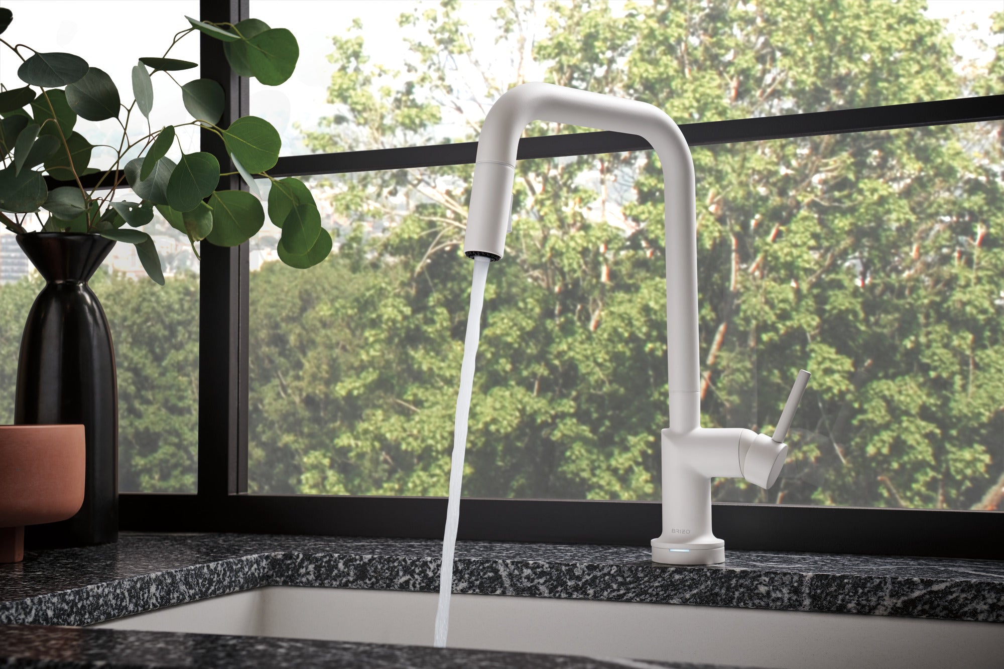 Brizo Jason Wu Mezcladora Extraíble SmartTouch® — Surtidor Cuadrado — Ambientación 2