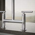 Kohler Purist — Mezcladora de Cocina tipo Puente con Rociador Lateral — Ambientación 5