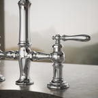 Kohler Artifacts — Mezcladora tipo Puente para Bar/Prep con Rociador Lateral — Ambientación 4