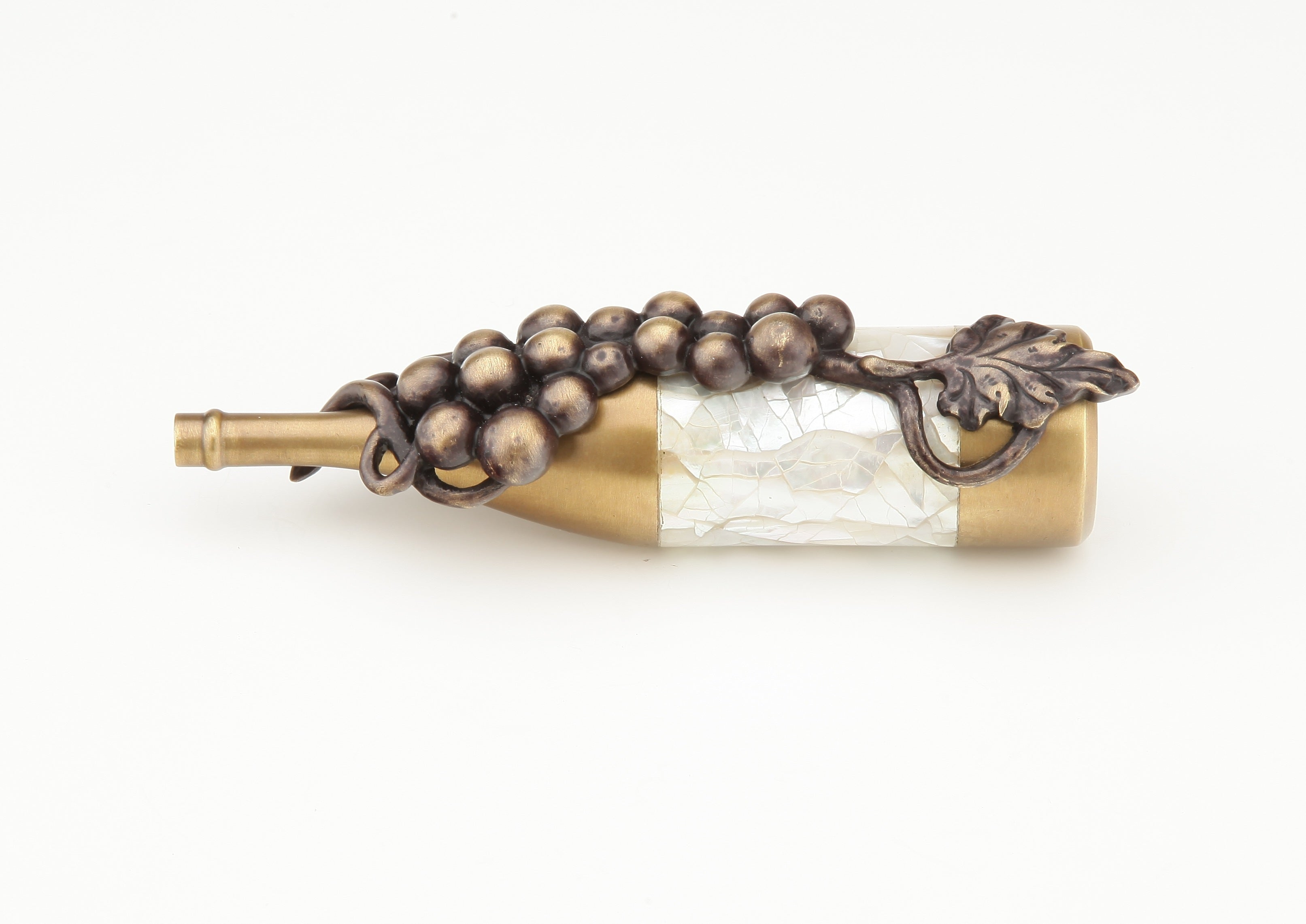 Schaub Jaladera Wine Bottle Grapes Mother Pearl Center Call, 1-1/2" cc — Latón Antiguo