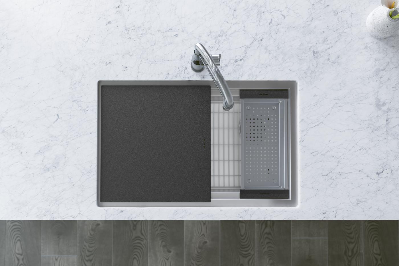 Elkay Tarja Circuit Chef® Workstation Acero Inoxidable 32-1/2" x 20-1/2" x 10" de Un Tazón Bajo Cubierta (Kit con Tablas de Polímero Negro) — ambiente de cocina