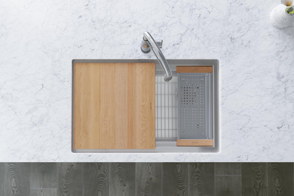 Elkay Tarja Circuit Chef® Workstation Acero Inoxidable 32-1/2" x 20-1/2" x 10" de Un Tazón Bajo Cubierta (Kit con Tablas de Madera de Cerezo) — ambiente de cocina