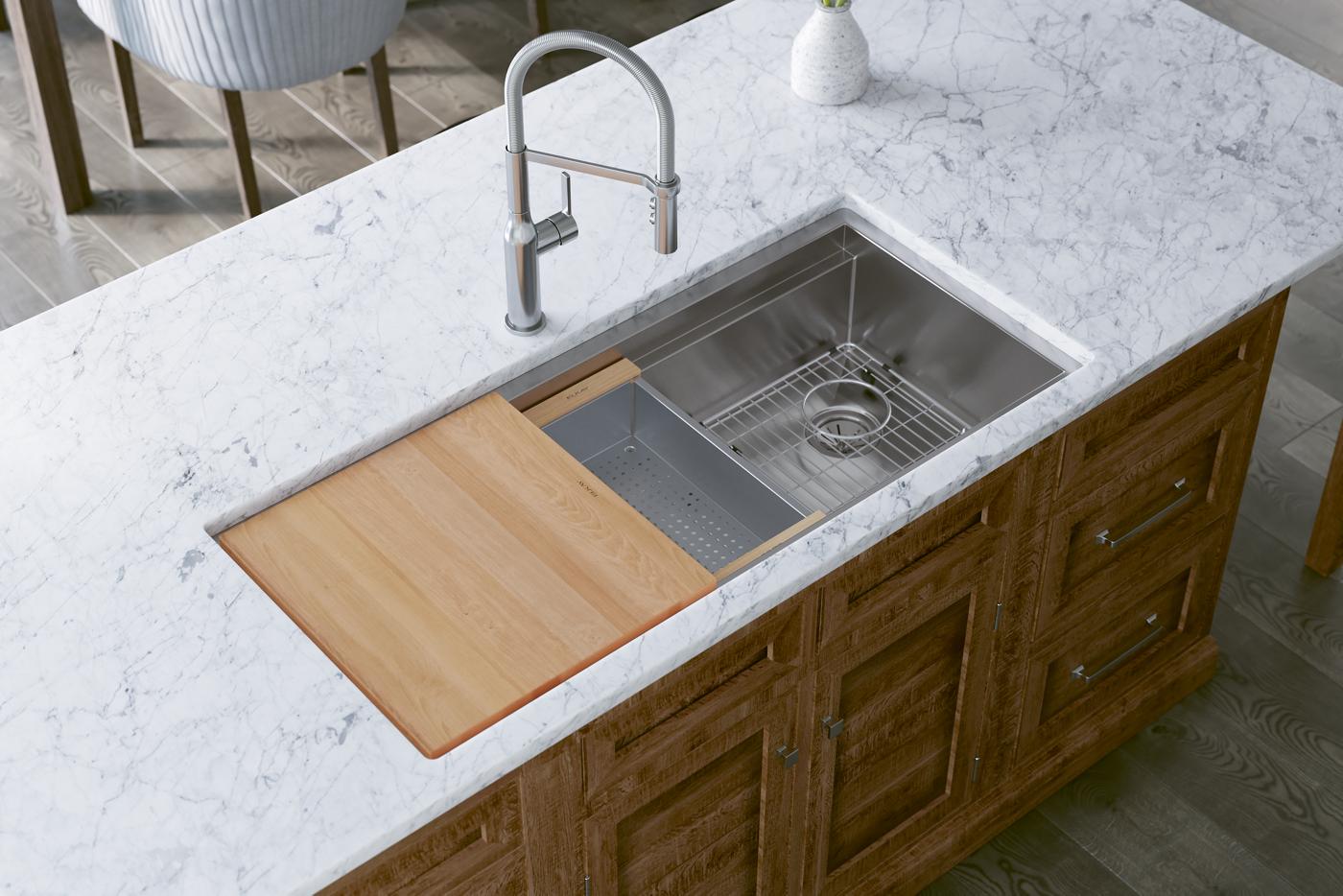Elkay Tarja Circuit Chef® Workstation Acero Inoxidable 45-1/2" x 20-1/2" x 10" de Un Tazón Bajo Cubierta (Kit con Tablas de Madera de Cerezo) — ambiente de cocina