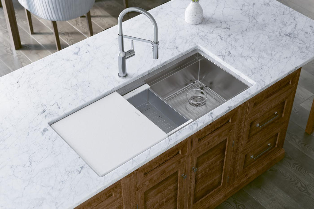 Elkay Tarja Circuit Chef® Workstation Acero Inoxidable 45-1/2" x 20-1/2" x 10" de Un Tazón Bajo Cubierta (Kit con Tablas de Polímero Blanco) — ambiente de cocina