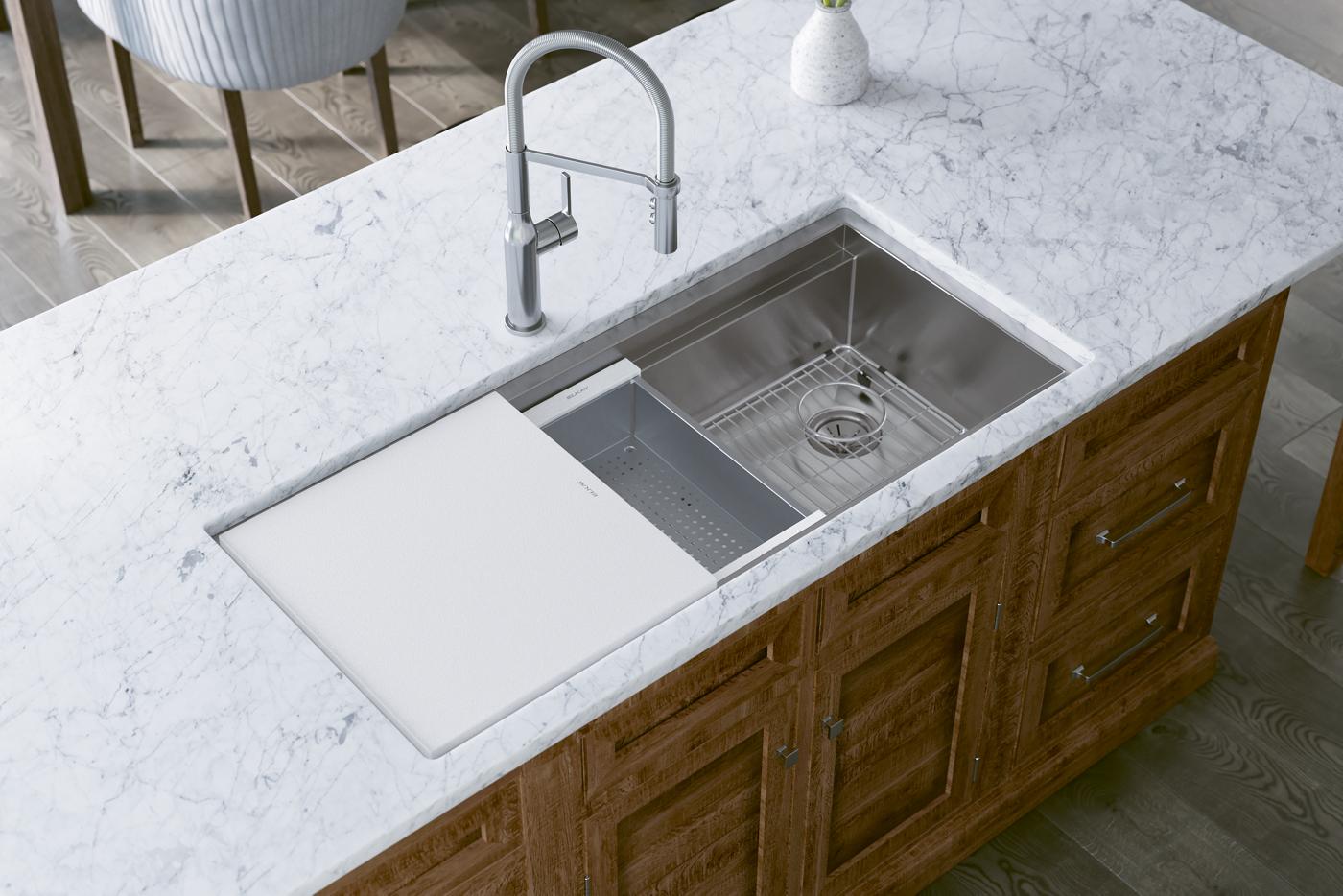 Elkay Tarja Circuit Chef® Workstation Acero Inoxidable 45-1/2" x 20-1/2" x 10" de Un Tazón Bajo Cubierta (Kit con Tablas de Polímero Blanco) — ambiente de cocina