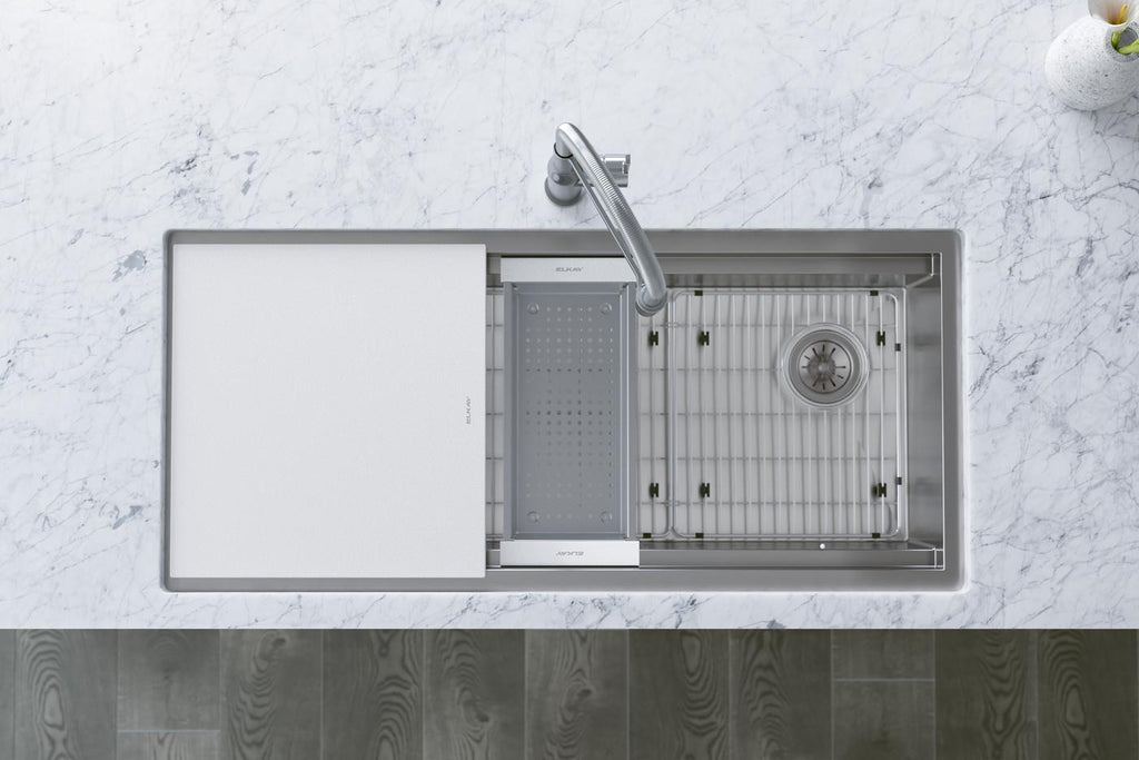 Elkay Tarja Circuit Chef® Workstation Acero Inoxidable 45-1/2" x 20-1/2" x 10" de Un Tazón Bajo Cubierta (Kit con Tablas de Polímero Blanco) — ambiente de cocina