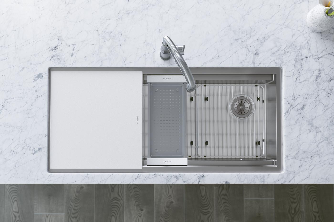 Elkay Tarja Circuit Chef® Workstation Acero Inoxidable 45-1/2" x 20-1/2" x 10" de Un Tazón Bajo Cubierta (Kit con Tablas de Polímero Blanco) — ambiente de cocina
