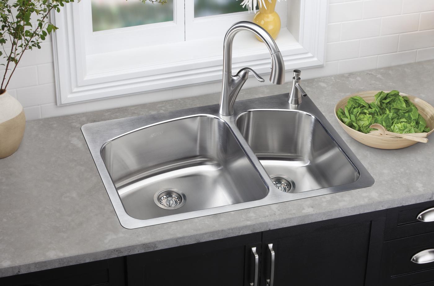 Elkay Tarja Dayton® Acero Inoxidable 33" x 22" x 8" 60/40 de Dos Tazones de Doble Montaje — ambiente de cocina