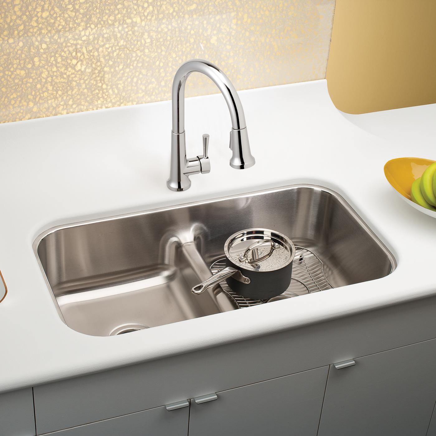 Elkay Tarja Lustertone® Classic Acero Inoxidable 32-1/2" x 18-1/8" x 9" de Dos Tazones Iguales Bajo Cubierta con Aqua Divide — ambiente de cocina