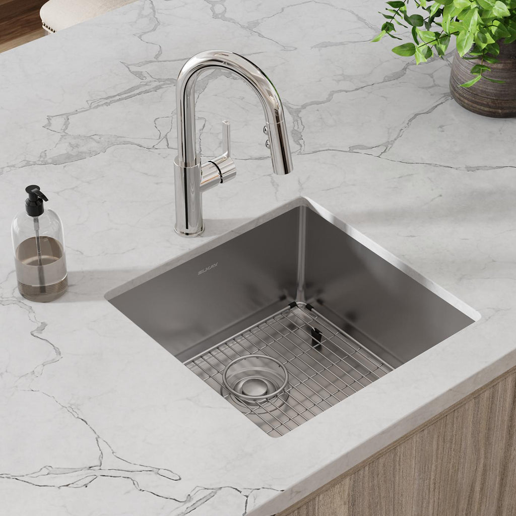 Elkay Tarja Crosstown® Calibre 18 Acero Inoxidable 18-1/2" x 18-1/2" x 9" de Un Tazón Bajo Cubierta (Kit con Llave Rejilla de Fondo y Drenaje) — ambiente de cocina