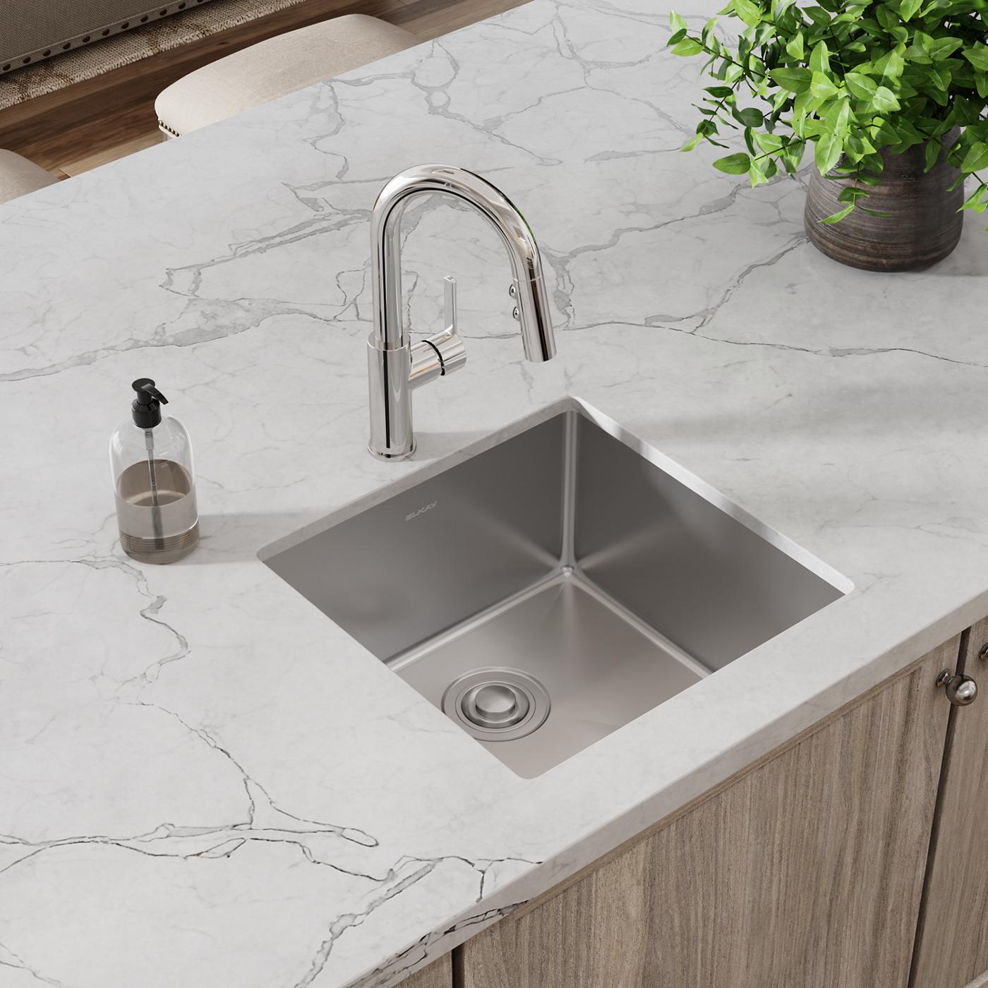 Elkay Tarja Crosstown® Calibre 18 Acero Inoxidable 18-1/2" x 18-1/2" x 9" de Un Tazón Bajo Cubierta (Kit con Llave y Drenaje) — ambiente de cocina