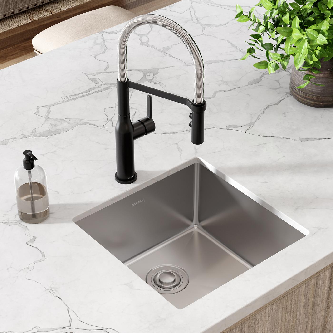 Elkay Tarja Crosstown® Calibre 18 Acero Inoxidable 18-1/2" x 18-1/2" x 9" de Un Tazón Bajo Cubierta — ambiente de cocina