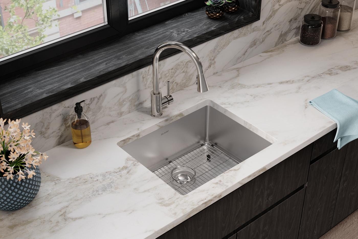 Elkay Tarja Crosstown® Calibre 18 Acero Inoxidable 22-1/2" x 18-1/2" x 9" de Un Tazón Bajo Cubierta (Kit con Llave Rejilla de Fondo y Drenaje) — ambiente de cocina