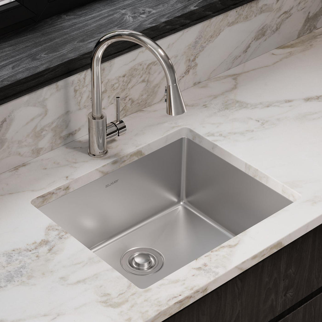 Elkay Tarja Crosstown® Calibre 18 Acero Inoxidable 22-1/2" x 18-1/2" x 9" de Un Tazón Bajo Cubierta (Kit con Llave y Drenaje) — ambiente de cocina