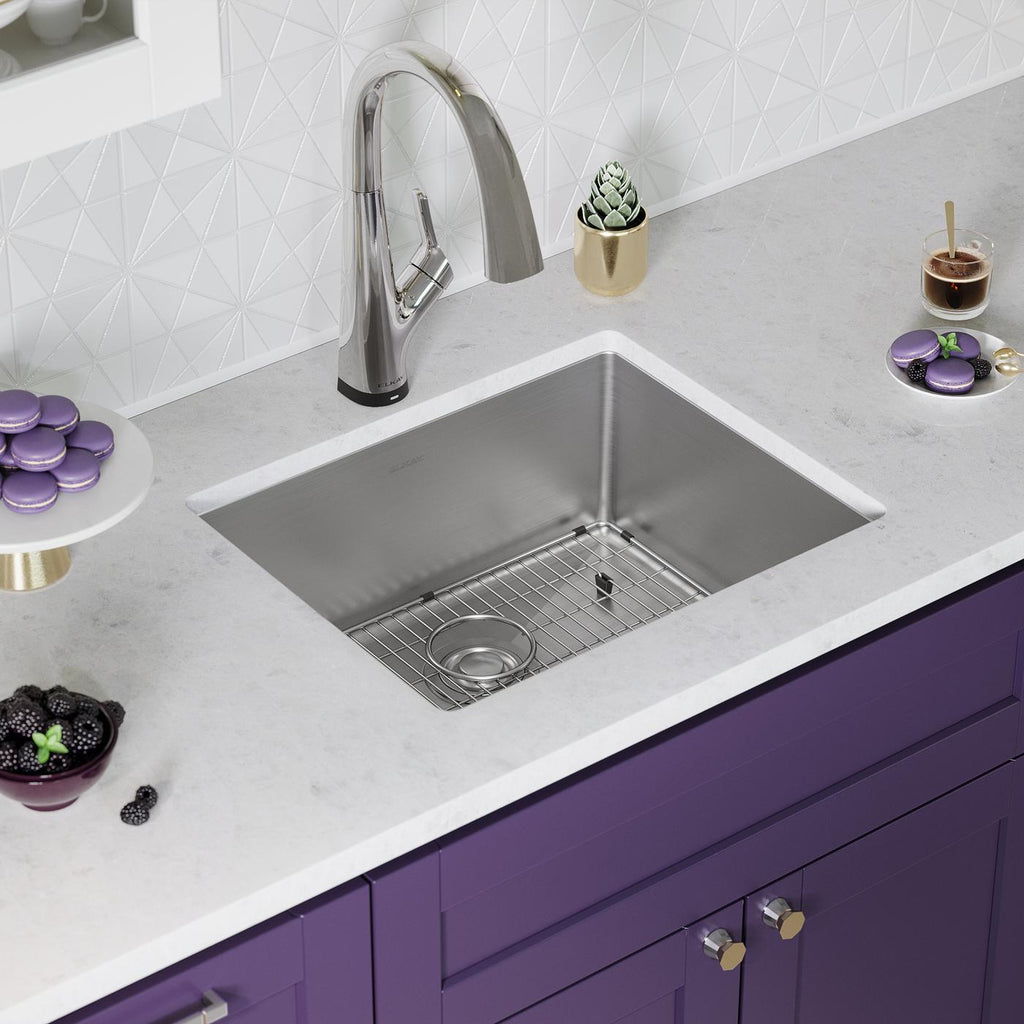 Elkay Tarja Crosstown® Calibre 18 Acero Inoxidable 22-1/2" x 18-1/2" x 9" de Un Tazón Bajo Cubierta (Kit con Llave Filtrada) — ambiente de cocina