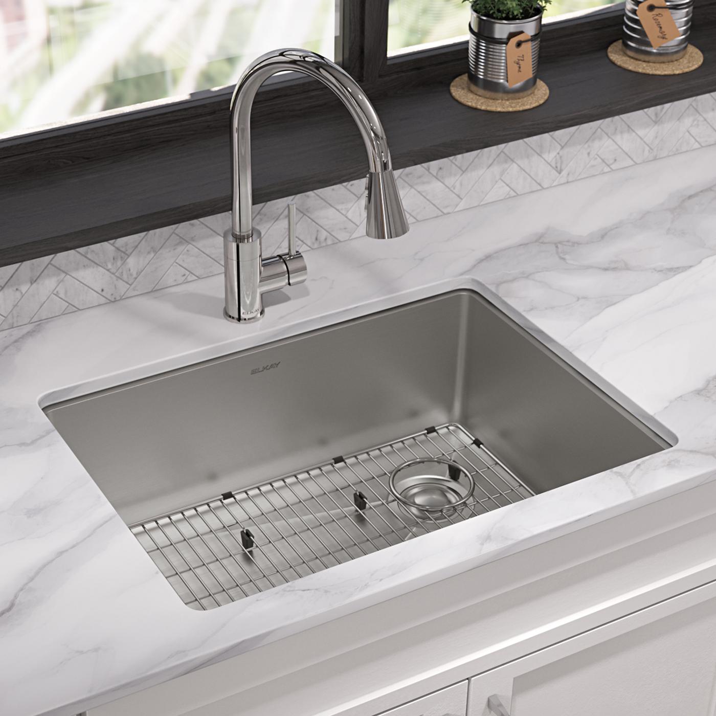 Elkay Tarja Crosstown® Calibre 18 Acero Inoxidable 25-1/2" x 18-1/2" x 9" de Un Tazón Bajo Cubierta (Kit con Llave Rejilla de Fondo y Drenaje) — ambiente de cocina