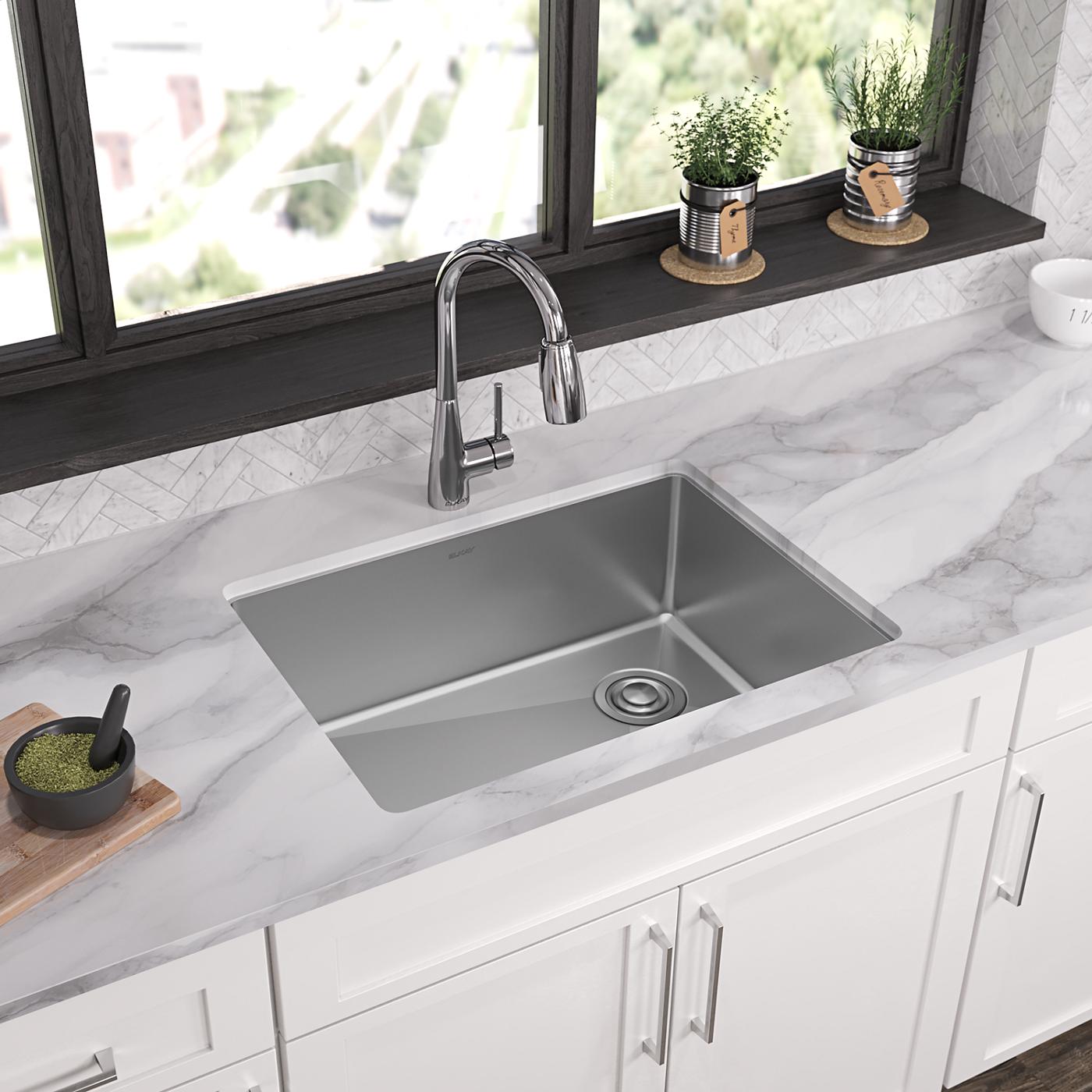 Elkay Tarja Crosstown® Calibre 18 Acero Inoxidable 25-1/2" x 18-1/2" x 9" de Un Tazón Bajo Cubierta — ambiente de cocina