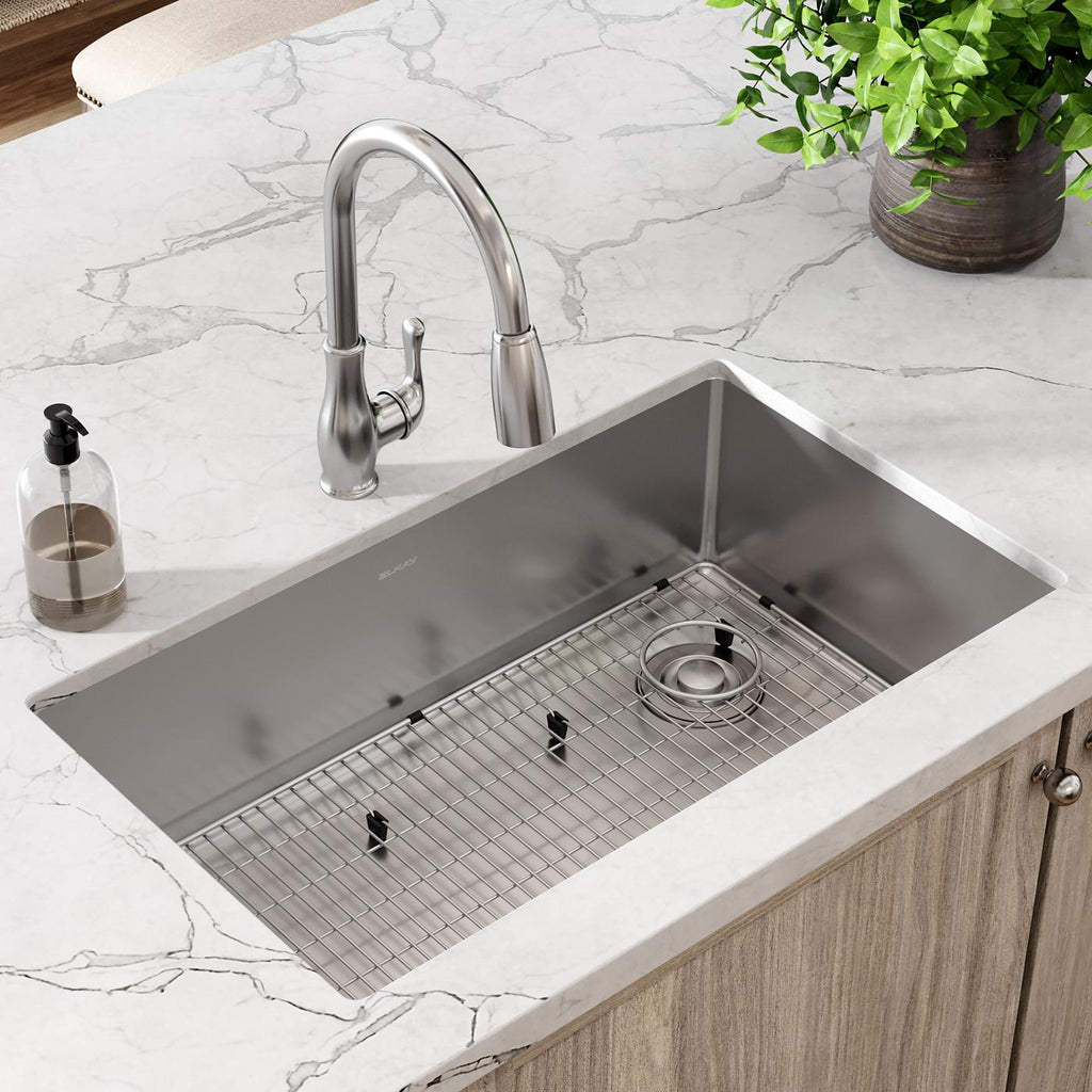 Elkay Tarja Crosstown® Calibre 18 Acero Inoxidable 31-1/2" x 18-1/2" x 9" de Un Tazón Bajo Cubierta (Kit) — ambiente de cocina