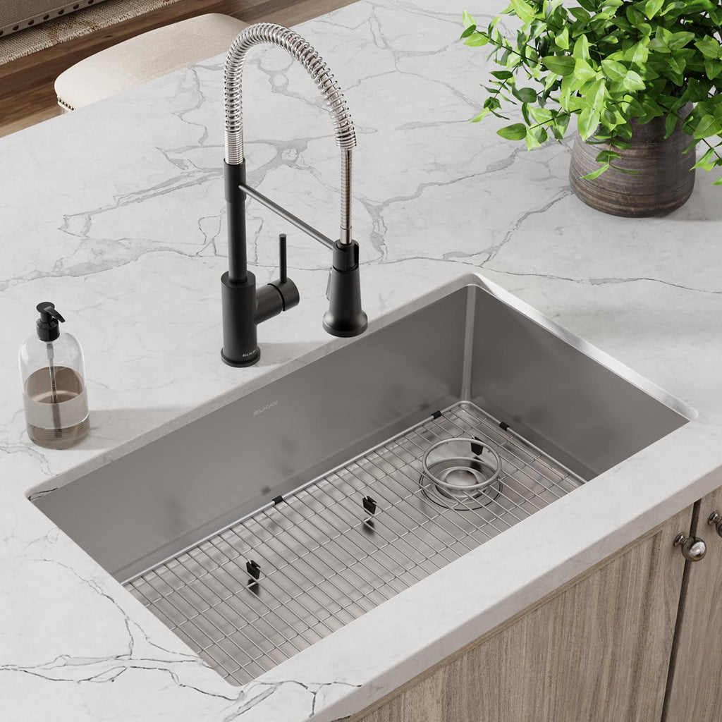 Elkay Tarja Crosstown® Calibre 18 Acero Inoxidable 31-1/2" x 18-1/2" x 9" de Un Tazón Bajo Cubierta (Kit con Llave Rejilla de Fondo y Drenaje) — ambiente de cocina
