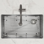 Elkay Tarja Crosstown® Calibre 18 Acero Inoxidable 31-1/2" x 18-1/2" x 9" de Un Tazón Bajo Cubierta (Kit) with Faucet — ambiente de cocina
