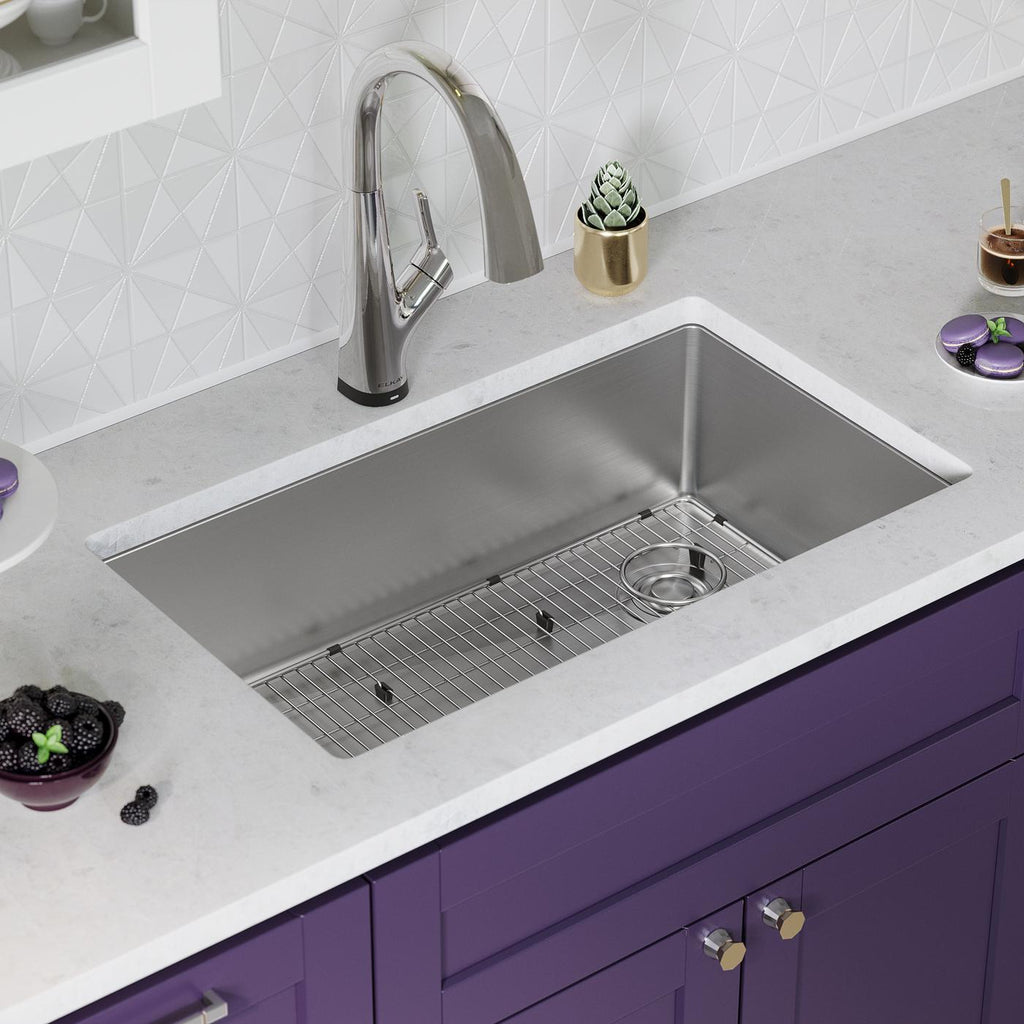 Elkay Tarja Crosstown® Calibre 18 Acero Inoxidable 31-1/2" x 18-1/2" x 9" de Un Tazón Bajo Cubierta (Kit con Llave Filtrada) — ambiente de cocina