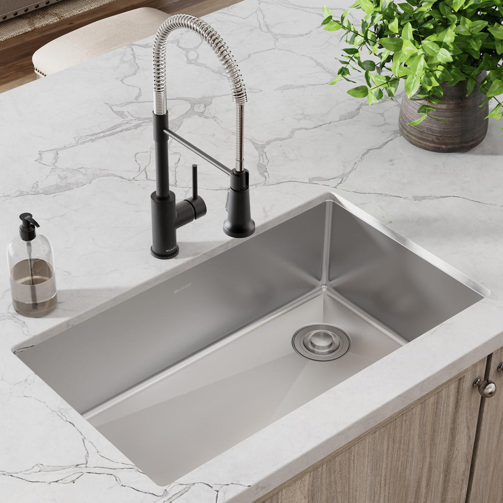 Elkay Tarja Crosstown® Calibre 18 Acero Inoxidable 31-1/2" x 18-1/2" x 9" de Un Tazón Bajo Cubierta (Kit con Llave y Drenaje) — ambiente de cocina
