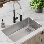 Elkay Tarja Crosstown® Calibre 18 Acero Inoxidable 31-1/2" x 18-1/2" x 9" de Un Tazón Bajo Cubierta (Kit con Llave y Drenaje) — ambiente de cocina