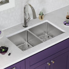 Elkay Tarja Crosstown® Calibre 18 Acero Inoxidable 31-1/2" x 18-1/2" x 9" de Dos Tazones Iguales Bajo Cubierta (Kit con Llave Filtrada) — ambiente de cocina