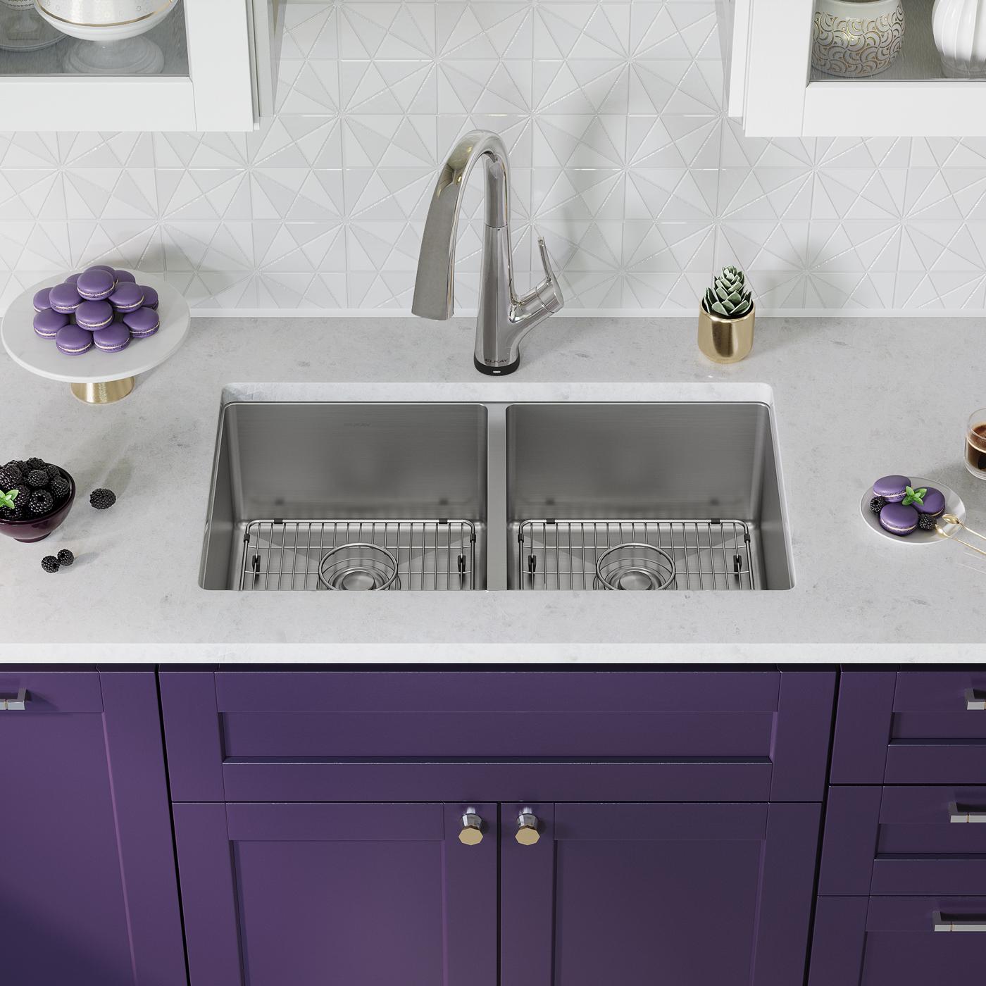 Elkay Tarja Crosstown® Calibre 18 Acero Inoxidable 31-1/2" x 18-1/2" x 9" de Dos Tazones Iguales Bajo Cubierta (Kit con Llave Filtrada) — ambiente de cocina