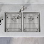 Elkay Tarja Crosstown® Calibre 18 Acero Inoxidable 31-1/2" x 18-1/2" x 9" de Dos Tazones Iguales Bajo Cubierta (Kit con Llave Filtrada) — ambiente de cocina