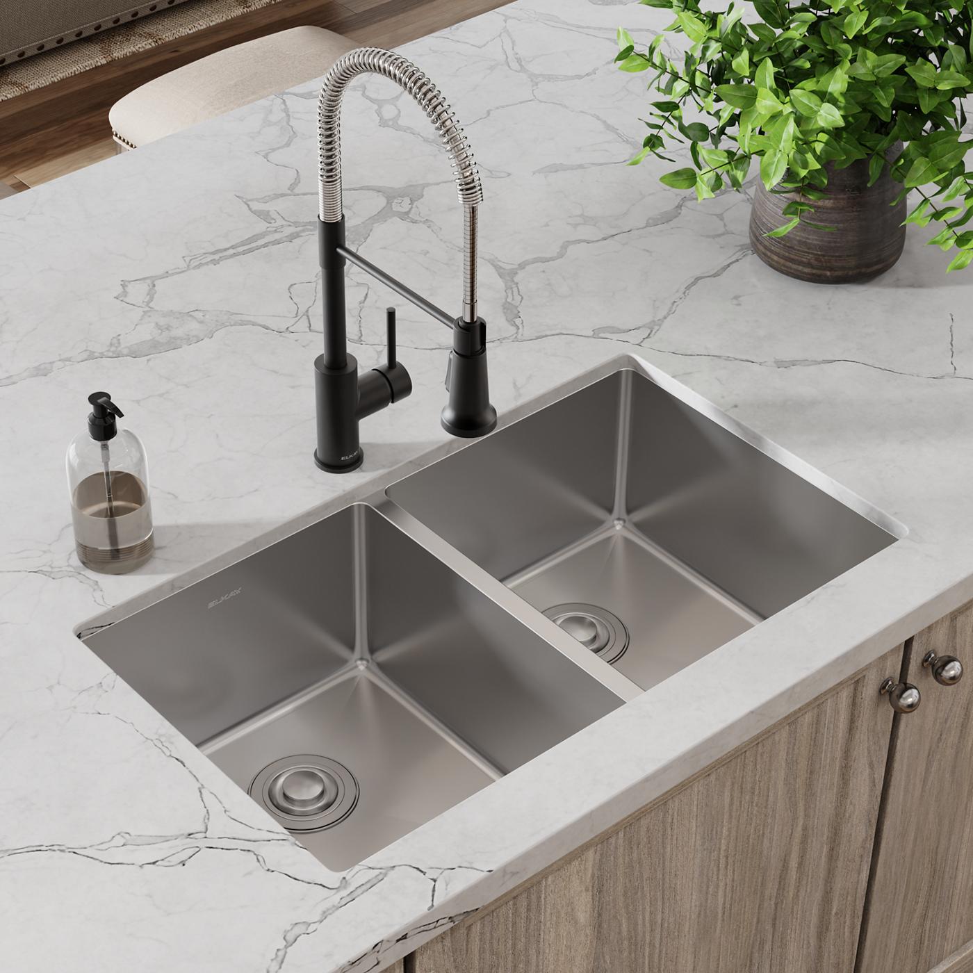 Elkay Tarja Crosstown® Calibre 18 Acero Inoxidable 31-1/2" x 18-1/2" x 9" de Dos Tazones Iguales Bajo Cubierta (Kit con Llave y Drenaje) — ambiente de cocina