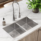 Elkay Tarja Crosstown® Calibre 18 Acero Inoxidable 31-1/2" x 18-1/2" x 9" de Dos Tazones Iguales Bajo Cubierta — ambiente de cocina