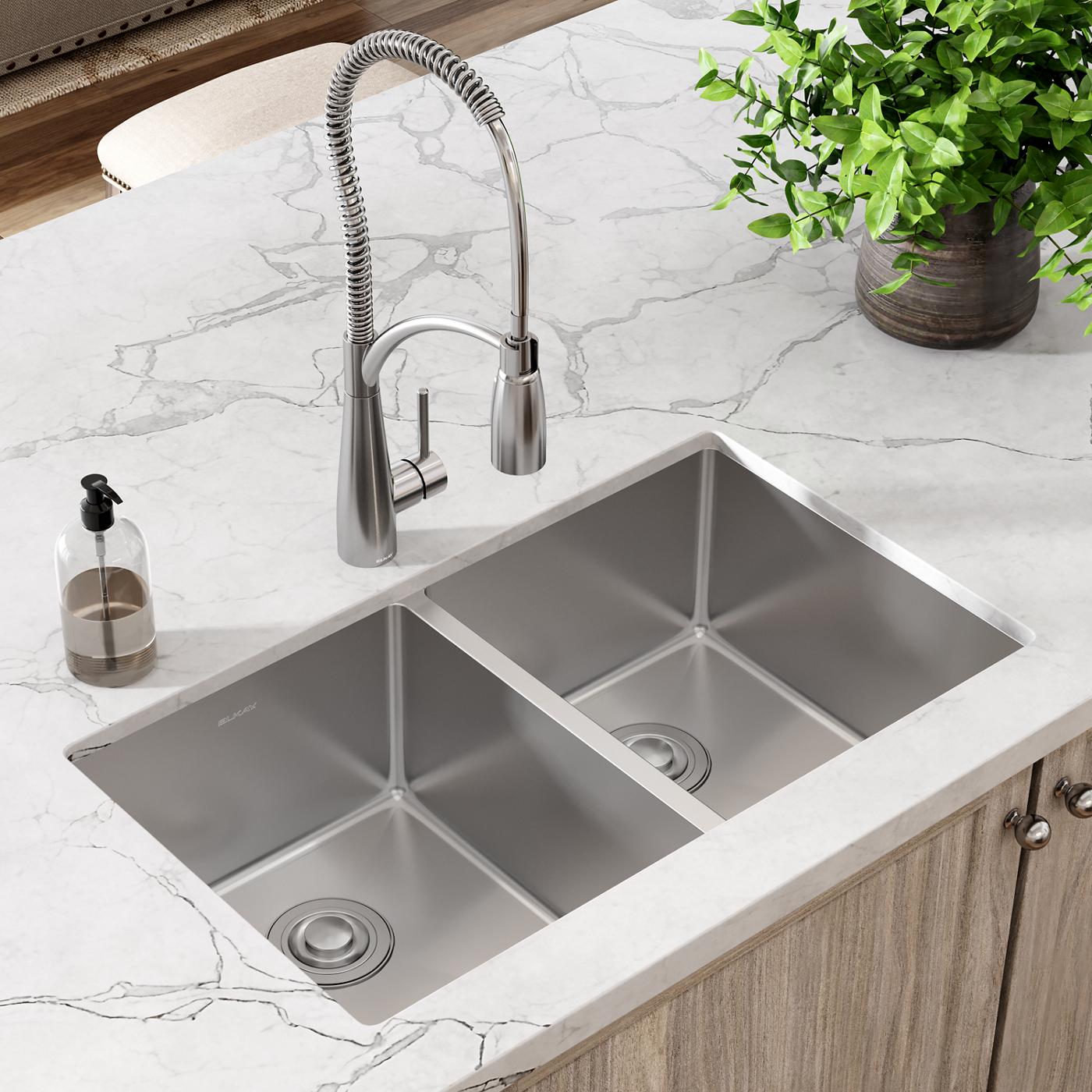 Elkay Tarja Crosstown® Calibre 18 Acero Inoxidable 31-1/2" x 18-1/2" x 9" de Dos Tazones Iguales Bajo Cubierta — ambiente de cocina