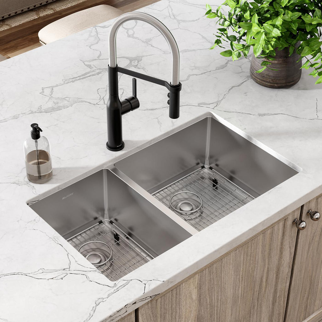 Elkay Tarja Crosstown® Calibre 18 Acero Inoxidable 31-1/2" x 18-1/2" x 9" 40/60 de Dos Tazones Bajo Cubierta (Kit) — ambiente de cocina