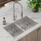 Elkay Tarja Crosstown® Calibre 18 Acero Inoxidable 31-1/2" x 18-1/2" x 9" 40/60 de Dos Tazones Bajo Cubierta (Kit con Llave Rejilla de Fondo y Drenaje) — ambiente de cocina